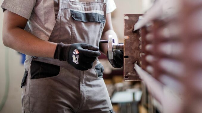 Gerade im Handwerk gibt es laut Carmen Haas von der Handwerkskammer Lübeck einen großen Anteil von Auszubildenden mit ausländischer Staatsbürgerschaft. (Symbolbild)