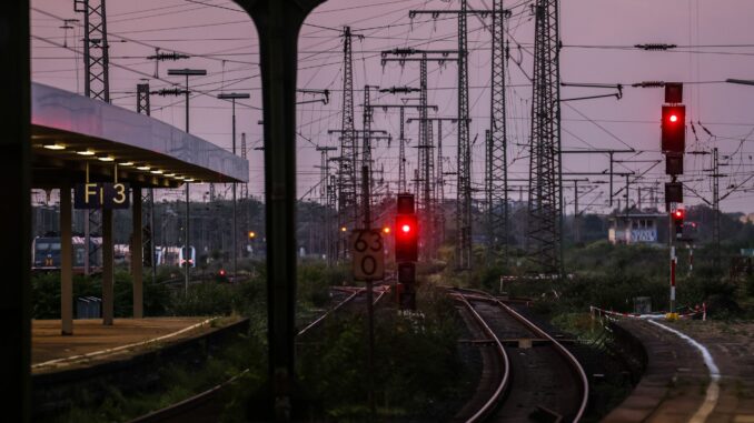 Bahnsperrung im Ruhrgebiet Wegen der ausgebüxten Kühe war der Bahnverkehr um Neumünster eingeschränkt. (Symbolbild)