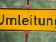 Der Verkehr wird um die unterspülten Straßen gelenkt. (Symbolbild)