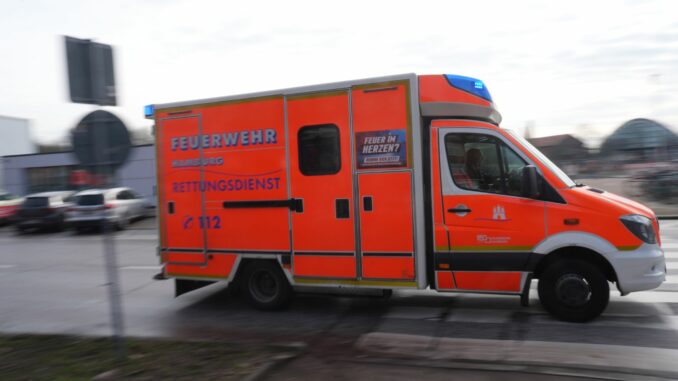 Rettungswagen Nach einem Unfall auf eine Baustelle hat die Hamburger Feuerwehr einen verletzten Arbeiter ins Krankenhaus gebracht. (Symbolbild)