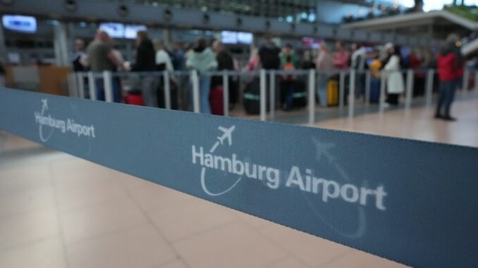 Zum Start der Sommerferien im Norden soll es am Hamburger Flughafen voll werden. (Symbolbild)