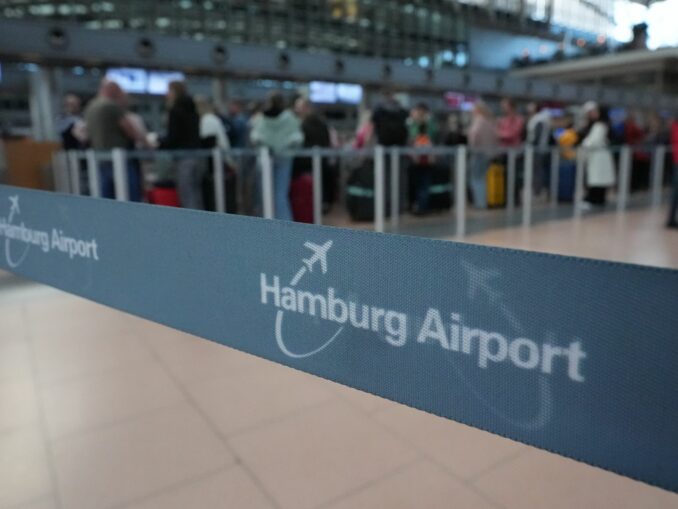 Zum Start der Sommerferien im Norden soll es am Hamburger Flughafen voll werden. (Symbolbild)