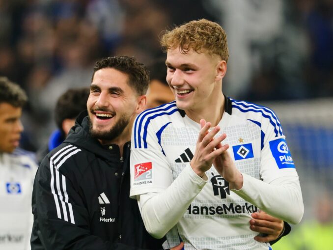 Bald wieder in Hamburg: Der tschechische Mittelfeldspieler Adam Karabec (r).