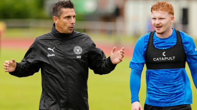 Holstein Kiel Saisonvorbereitung bei Holstein Kiel: Trainer Marcel Rapp (l) und Neuzugang Robert Wagner im Gespräch.