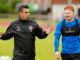 Saisonvorbereitung bei Holstein Kiel: Trainer Marcel Rapp (l) und Neuzugang Robert Wagner im Gespräch.