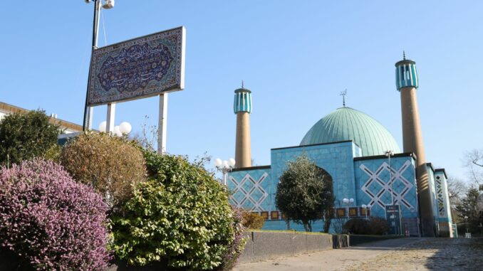 Islamisches Zentrum Hamburg Seit einem Jahr ist das Gelände der Blauen Moschee abgeriegelt und das Betreten verboten. (Archivbild)