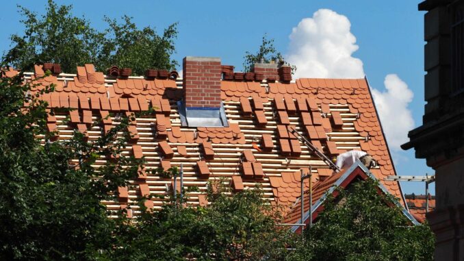 Hausdach sanieren Für den klimagerechten Umbau aller deutschen Wohnimmobilien wären laut einer Studie rund 1,4 Billionen Euro nötig. (Archivbild)
