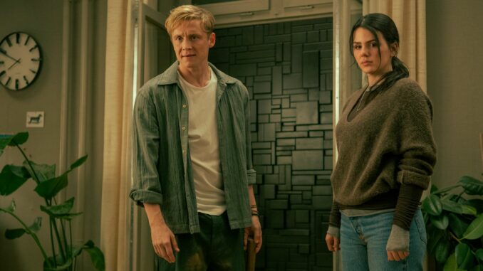 Netflix-Thriller "Brick" Tim (Matthias Schweighöfer) und Olivia (Ruby O. Fee) kämpfen gegen eine mysteriöse Wand.