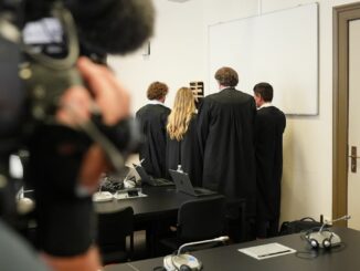 Die drei angeklagten Frauen (nicht zu sehen) stehen vor dem Urteil im Sitzungssaal.