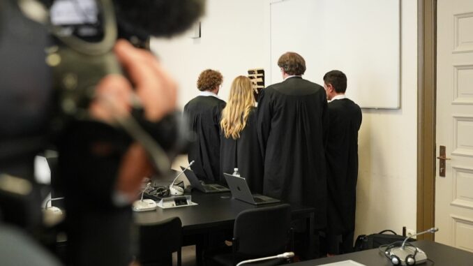 Prozess wegen Beihilfe zu versuchtem Mord Die drei angeklagten Frauen (nicht zu sehen) stehen vor dem Urteil im Sitzungssaal.