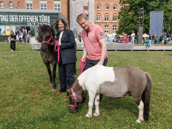 Schleswig-Holsteins Ministerpräsident Daniel Günther (CDU) und Landtagspräsidentin Kristina Herbst (CDU) scheuen weder den Kontakt zu Bürgerinnen und Bürgern noch zu Ponys.