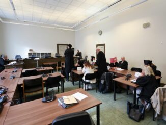 Zwei Strafgefangene ließen Drogen und Handys in die JVA Fuhlsbüttel einschmuggeln und werden deswegen zu mehrjährigen Haftstrafen verurteilt.