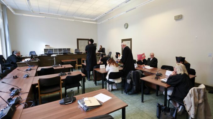 Zwei Strafgefangene ließen Drogen und Handys in die JVA Fuhlsbüttel einschmuggeln und werden deswegen zu mehrjährigen Haftstrafen verurteilt.