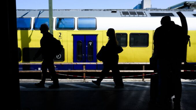 Gelb‑blau durch den Norden: Der Metronom rollt seit 2003 auf den Strecken zwischen Hamburg, Bremen und Hannover. (Archivbild)