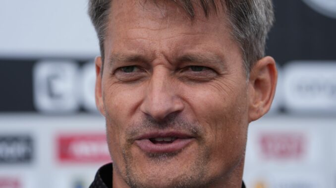 Auch im zweiten Bundesliga-Jahr Cheftrainer des FC St. Pauli: Alexander Blessin.