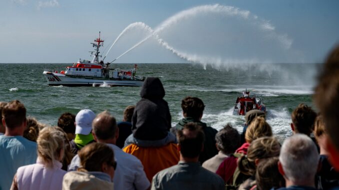 Seenotretter-Übung Am Tag der Seenotretter können Interessierte Eindrücke gewinnen, wie die Seenotretter arbeiten. (Archivfoto)