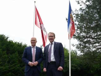 «Wir wünschen uns natürlich in Schleswig-Holstein, dass der Zuschlag am Ende auch für Hamburg fällt», sagte der Ministerpräsident von Schleswig-Holstein, Daniel Günther (CDU).