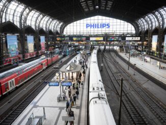 Diebstahl im Fernzug: Die Polizei hat ein gestohlenes Smartphone sichergestellt. (Symbolbild)