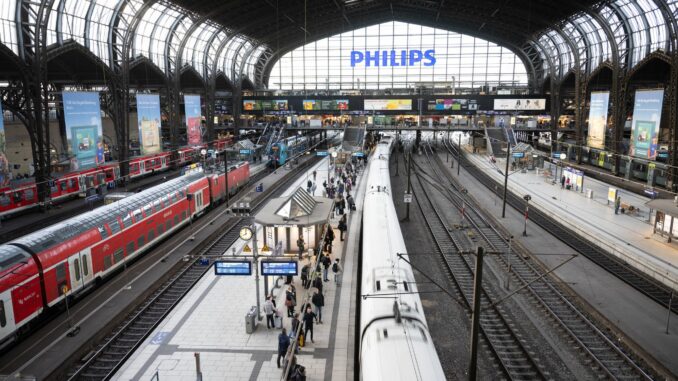 Diebstahl im Fernzug: Die Polizei hat ein gestohlenes Smartphone sichergestellt. (Symbolbild)