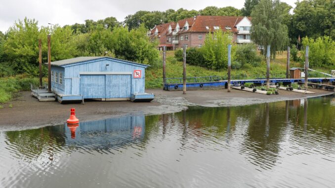 Extremes Niedrigwasser am Hafen von Dömitz Selbst die Polizei kann ihr Bootshaus im Dömitzer Hafen nicht nutzen.
