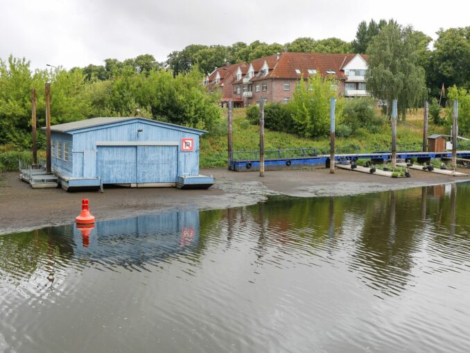 Selbst die Polizei kann ihr Bootshaus im Dömitzer Hafen nicht nutzen.