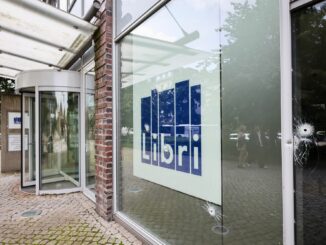 Rund zehn Einschusslöcher und mehrere Patronenhülsen sowie Patronen hat die Polizei gefunden.