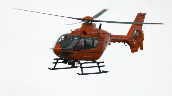 Rettungshubschrauber - SYMBOLBILD Einer der Verletzten wurde in eine Klinik geflogen. (Symbolbild)