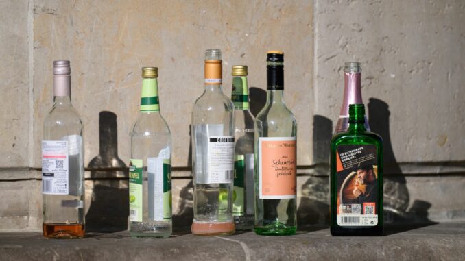 Leere Flaschen Es gibt weniger Komasaufen bei Jugendlichen in Schleswig-Holstein. (Symbolbild)