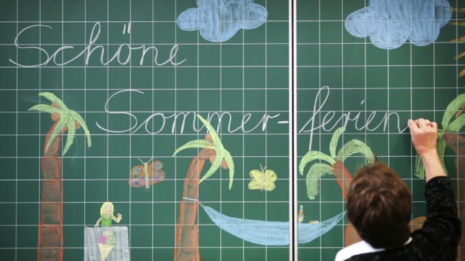 Sommerferien Der Ferienpass wird bereits seit Mitte Juni in den Schulen verteilt. (Symbolfoto)