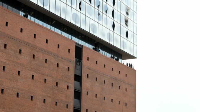 Plaza der Elbphilharmonie Seit ihrer Eröffnung vor acht Jahren ist die Elbphilharmonie ein Publikumsmagnet. (Archivbild)