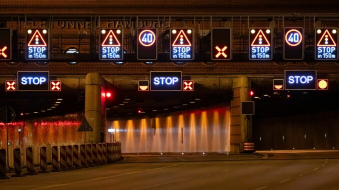 So sieht es an der Einfahrt aus, wenn der Elbtunnel gesperrt ist. (Archivbild)