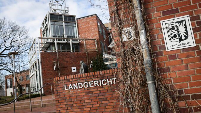 Landgericht Itzehoe Ein 18-Jähriger wurde unter anderem wegen Vorbereitung einer schweren staatsgefährdenden Straftat verurteilt. (Symbolbild)