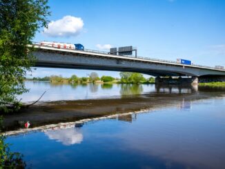 Die Sanierung der Weserbrücke im Verlauf der A1 führt zu starken Verkehrsbehinderungen. (Archivbild)