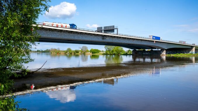 Die Sanierung der Weserbrücke im Verlauf der A1 führt zu starken Verkehrsbehinderungen. (Archivbild)
