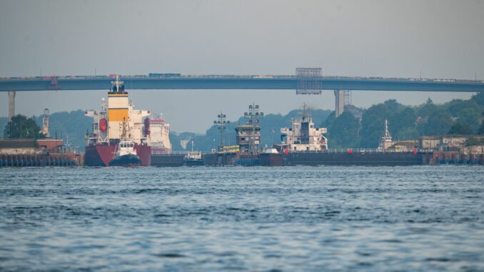 Schleuse Kiel-Holtenau Auf der Holtenauer Hochbrücke über den Nord-Ostsee-Kanal in Kiel sind vier Fahrzeuge zusammengestoßen. (Archivbild)