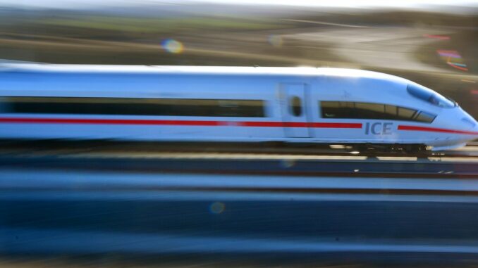 Der ICE war laut Polizei mit etwa 500 Fahrgästen in Richtung Wien unterwegs. (Symbolbild)