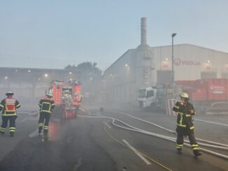 Um das Gelände der Abfallfirma herum breitete sich am Abend Rauch aus.