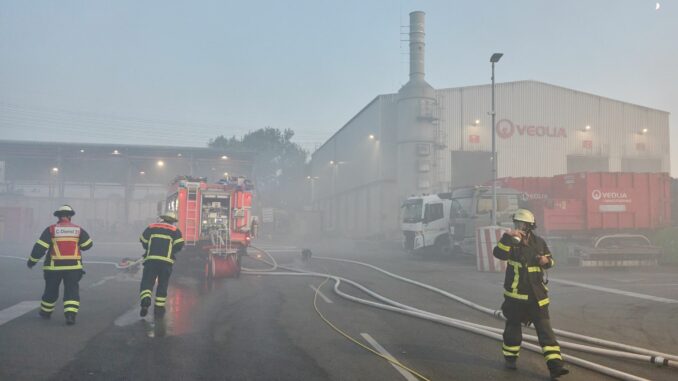 Lagerhalle in Hamburg-Billbrook brennt Um das Gelände der Abfallfirma herum breitete sich am Abend Rauch aus.