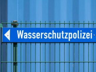 Die Wasserschutzpolizei barg im Wasser treibende Wrackteile. (Symbolbild)