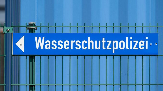 Wasserschutzpolizei Die Wasserschutzpolizei barg im Wasser treibende Wrackteile. (Symbolbild)