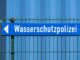 Die Wasserschutzpolizei barg im Wasser treibende Wrackteile. (Symbolbild)