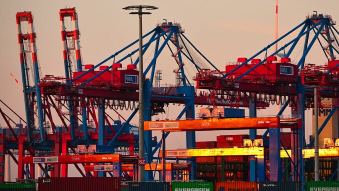 Containerterminal Verdi fordert rund 8,4 Prozent mehr Lohn für Hafenarbeiter. (Archivbild)