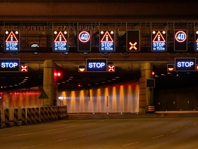 So sieht es an der Einfahrt aus, wenn der Elbtunnel gesperrt ist. (Archivbild)
