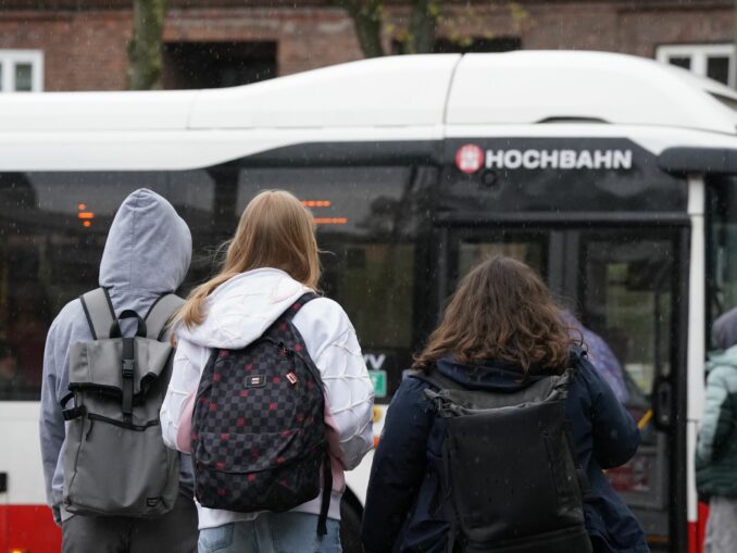 Mehr als 90 Prozent der Hamburger Schülerinnen und Schüler nutzen das kostenlose Deutschlandticket. (Archivbild)