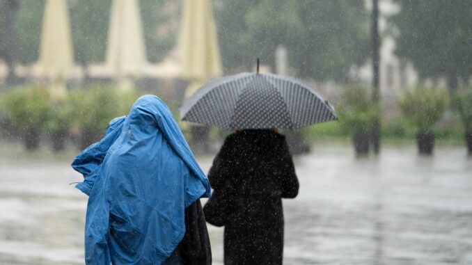 Wetter Hoch im Norden gehört ein Regenschirm in dieser Woche zur Grundausstattung. (Symbolbild)