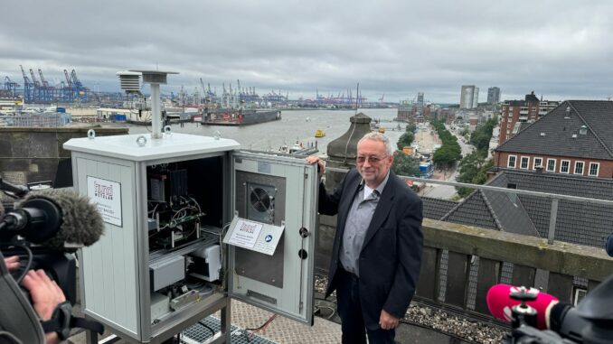 Neue Pollenmessstationen des Deutschen Wetterdienstes Einer der ersten Pollenmonitore steht in Hamburg, wo ihn Stefan Gilge vom DWD-Zentrum für Medizin-Meteorologische Forschung vorstellte.