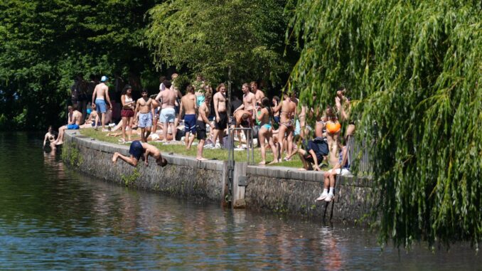 Diese Hitze! Die Temperaturen sollen bis auf 37 Grad steigen. (Archivbild) 