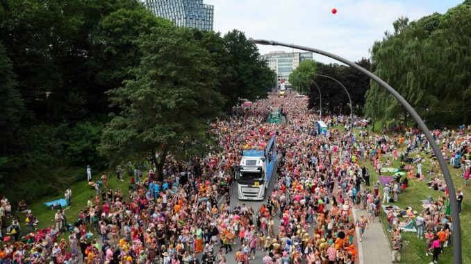 27. Hamburger Schlagermove Der Schlagermove zieht jährlich Hunderttausende Schlagerfans in die Hansestadt.