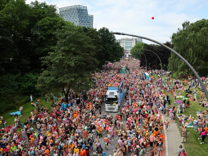 Der Schlagermove zieht jährlich Hunderttausende Schlagerfans in die Hansestadt.