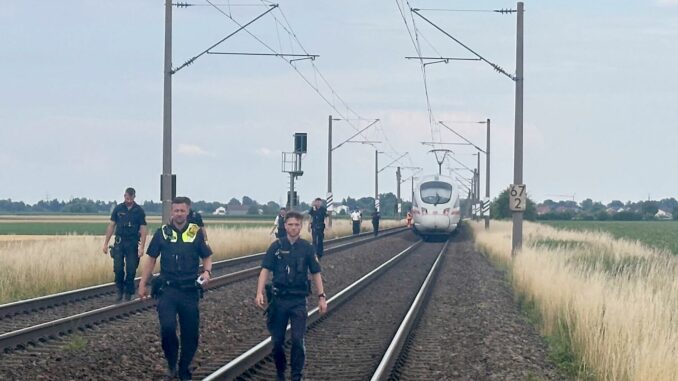 Ein Mann attackiert mehrere Menschen im ICE. 